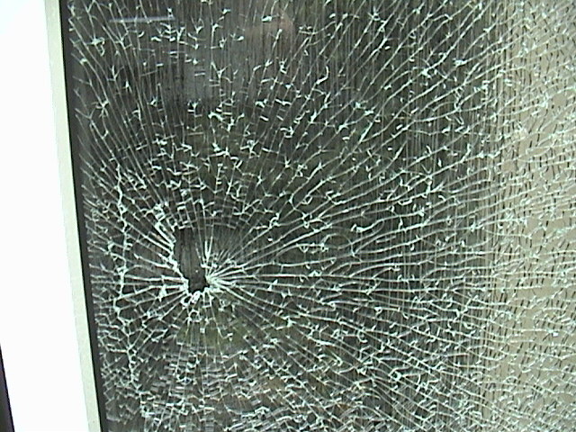 شکستن شیشه های سکوریت